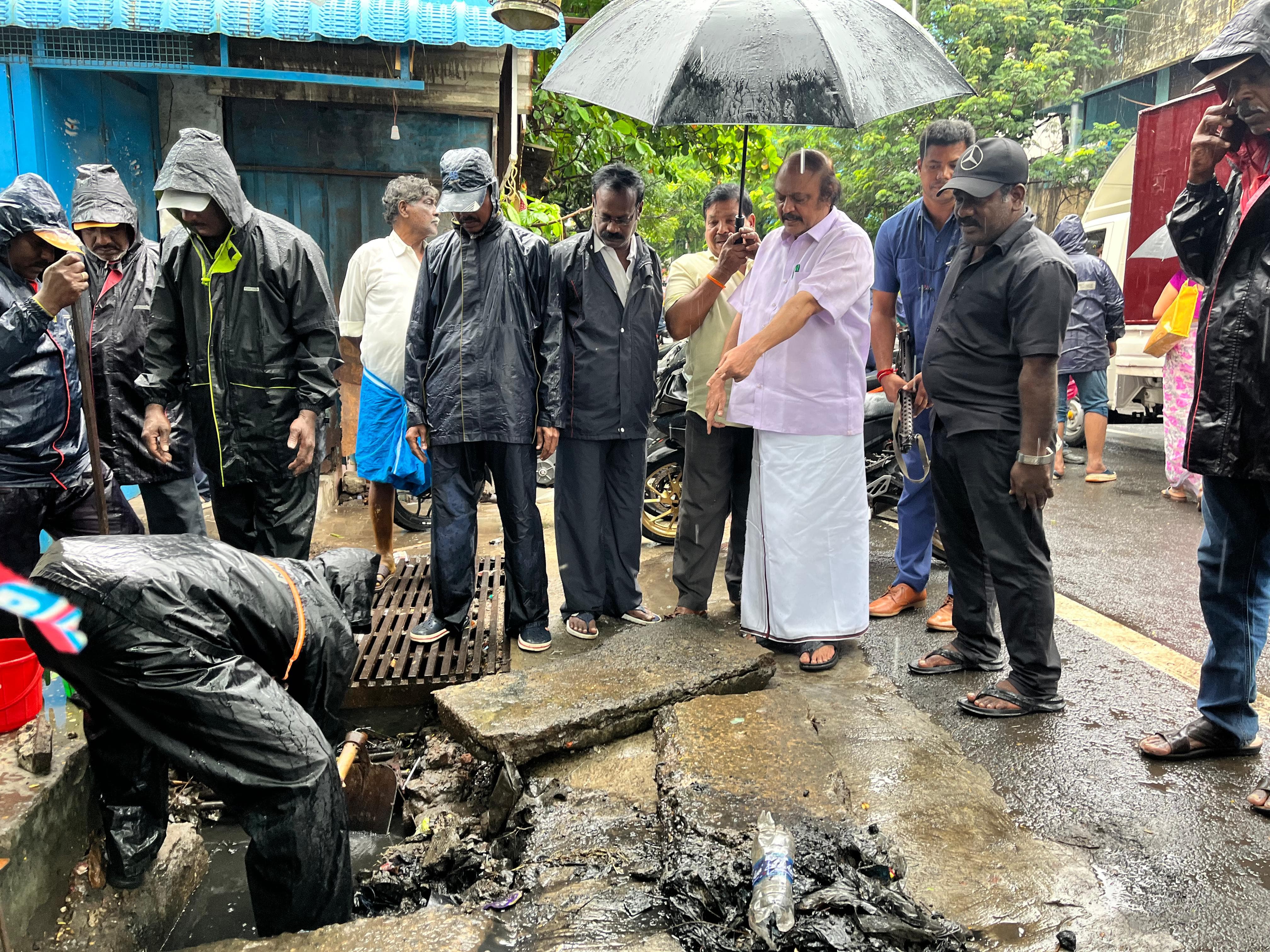 கொட்டும் மழையில் தூர் வாரும் பணியை ஆய்வு செய்த புதுச்சேரி எம்எல்ஏ அனிபால் கென்னடி