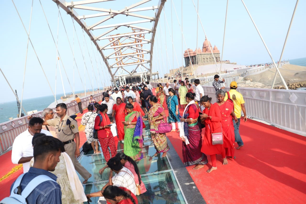 குமரியில் கண்ணாடி பாலம்  பார்க்க மக்கள் அலைமோதல்