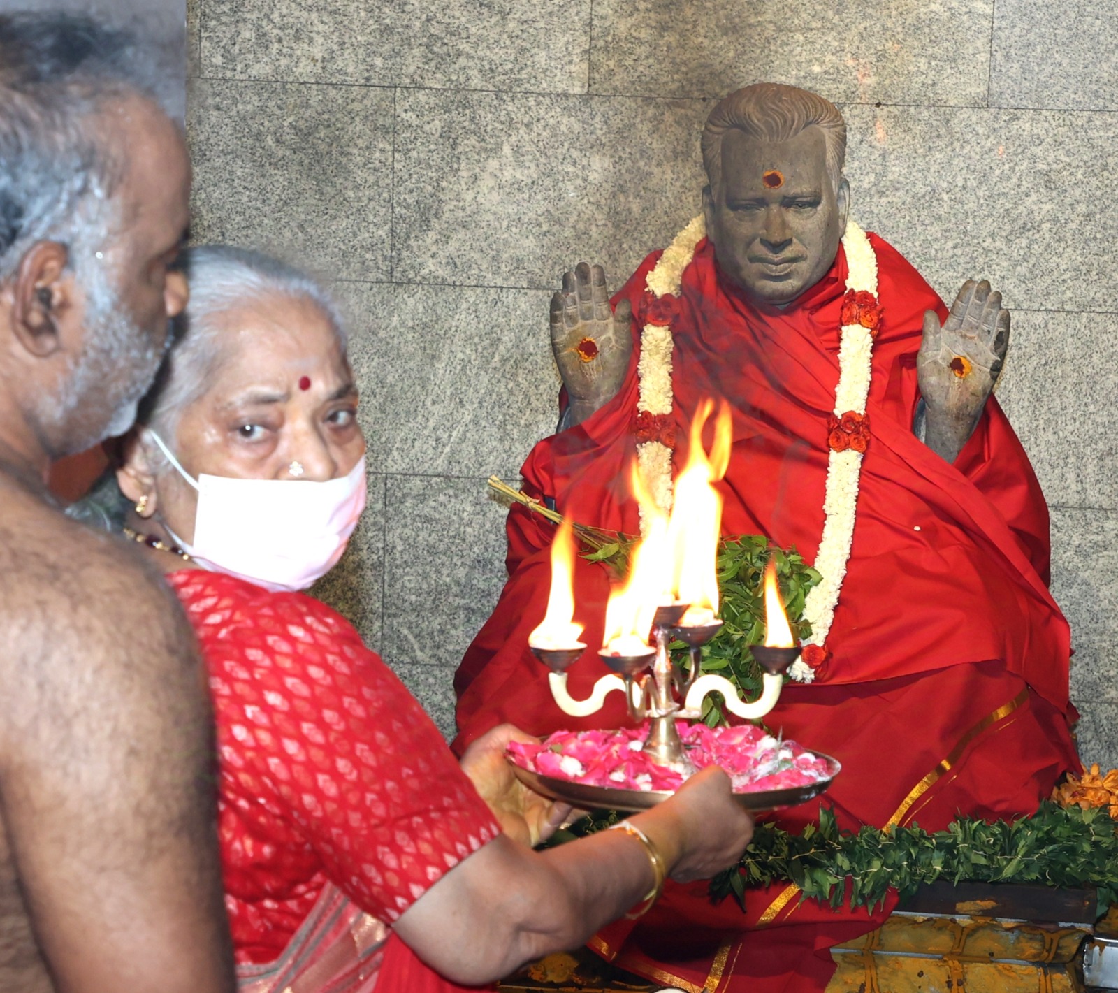 மேல் மருவத்தூரில்  பங்காரு அடிகளார்  சிலை பிரதிஷ்டை