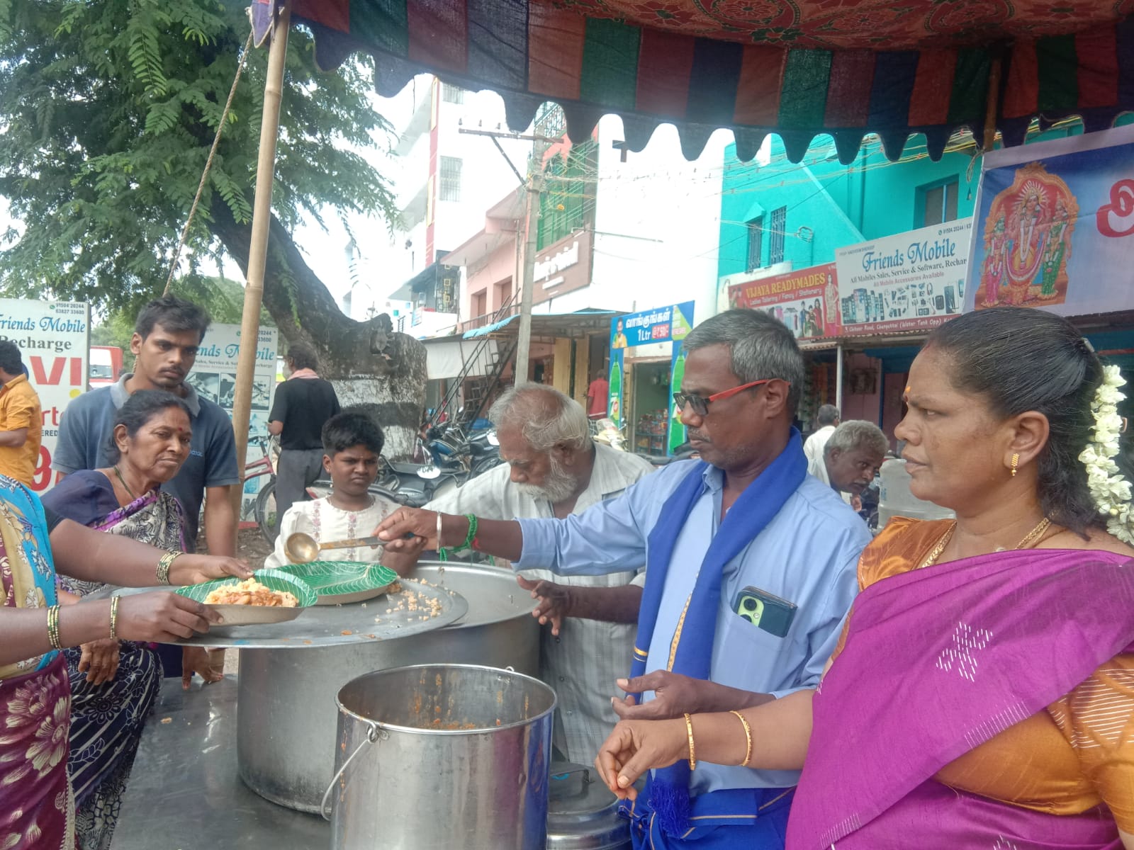 ஐப்பசி மாத கிருத்திகையை முன்னிட்டு காட்பாடி செங்குட்டையில் அன்னதானம் வழங்கல்!