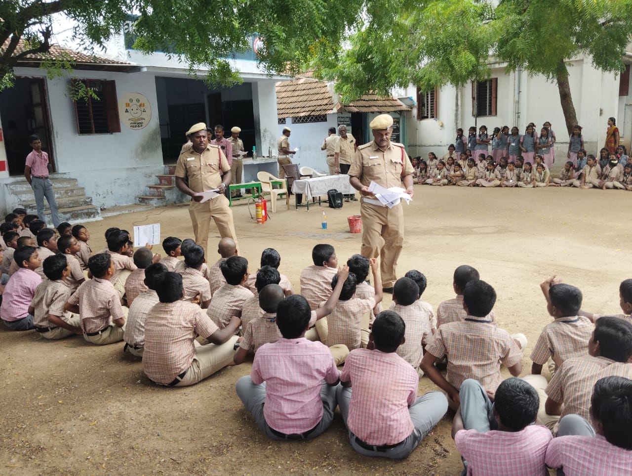 நாகலாபுரம் பள்ளியில் விபத்தில்லா தீபாவளி பண்டிகை கொண்டாட  விழிப்புணர்வு நிகழ்ச்சி