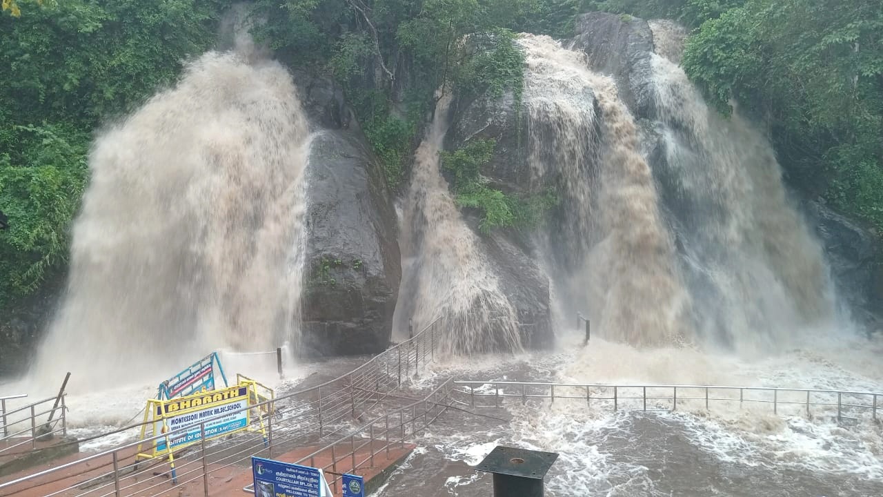 குற்றாலம் அருவிகளில் திடீர் வெள்ளப்பெருக்கு