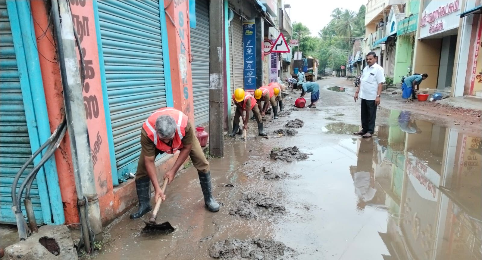 வலங்கைமான் கடைவீதியில் கன மழையின் காரணமாக தேங்கிய நீரை அதிரடியாக பேரூராட்சி நிர்வாகம் அப்புறப்படுத்தியது.