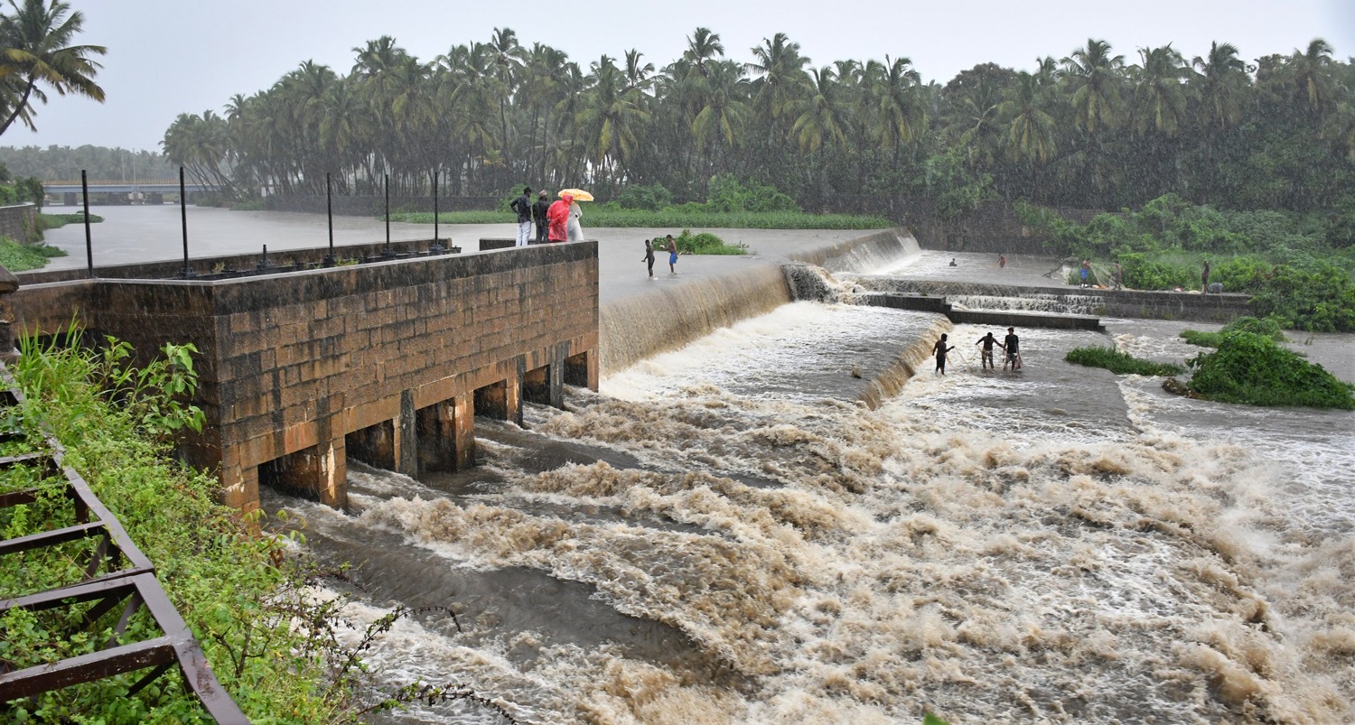 இடைவிடாத மழையால் குமரி தத்தளிப்பு  * மீனவர்கள், தொழிலாளர்கள் பாதிப்பு