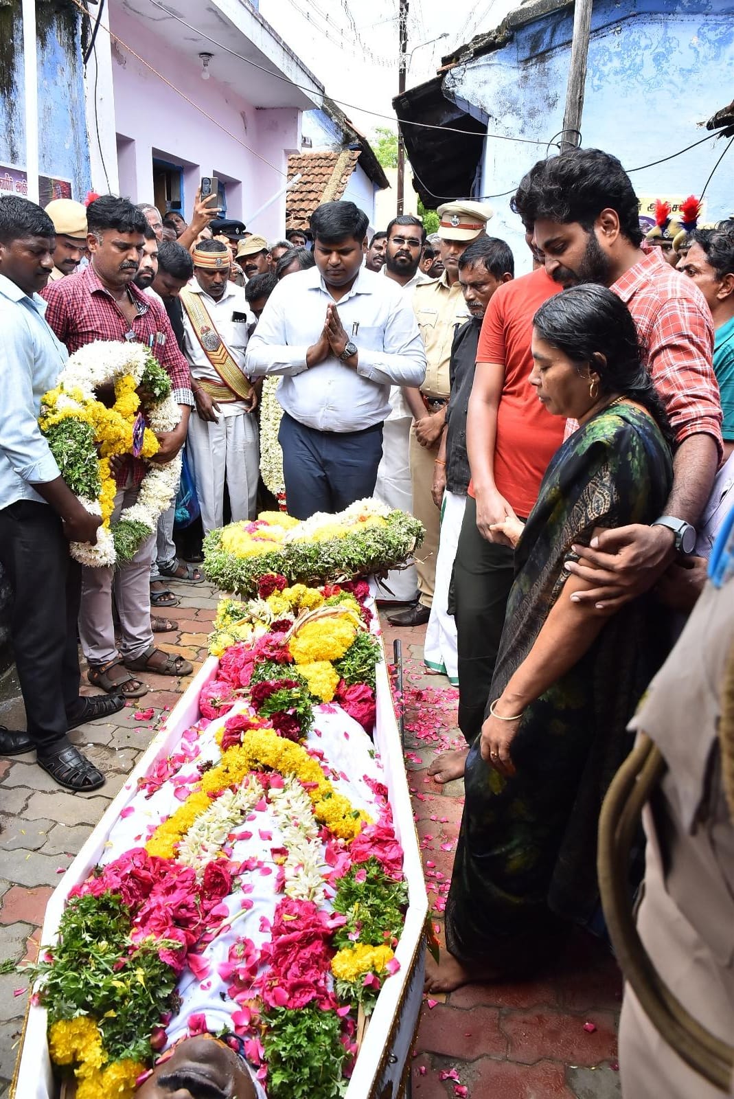 மூளைச்சாவு அடைந்த எஸ்.ஐ., உடல், அரசு மரியாதையுடன் தகனம்