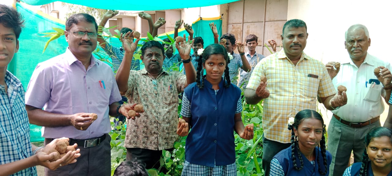 கோவில்பட்டி அருகே உள்ள வில்லிசேரி அரசு மேல்நிலைப் பள்ளியில் மழைக்காலத்தை முன்னிட்டு விதைப்பந்து தூவுதல் நிகழ்ச்சி நடைபெற்றது.