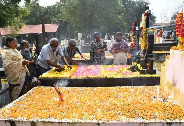 கல்லறை திருநாளில்  கிறிஸ்தவர்கள் அஞ்சலி