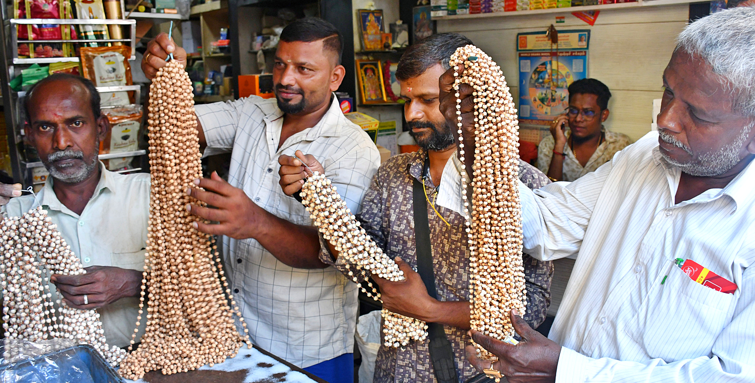 மண்டல கால பூஜைக்காக சபரிமலை நடை இன்று திறப்பு ௪௧ நாள் விரதம் நாளை துவக்கம்