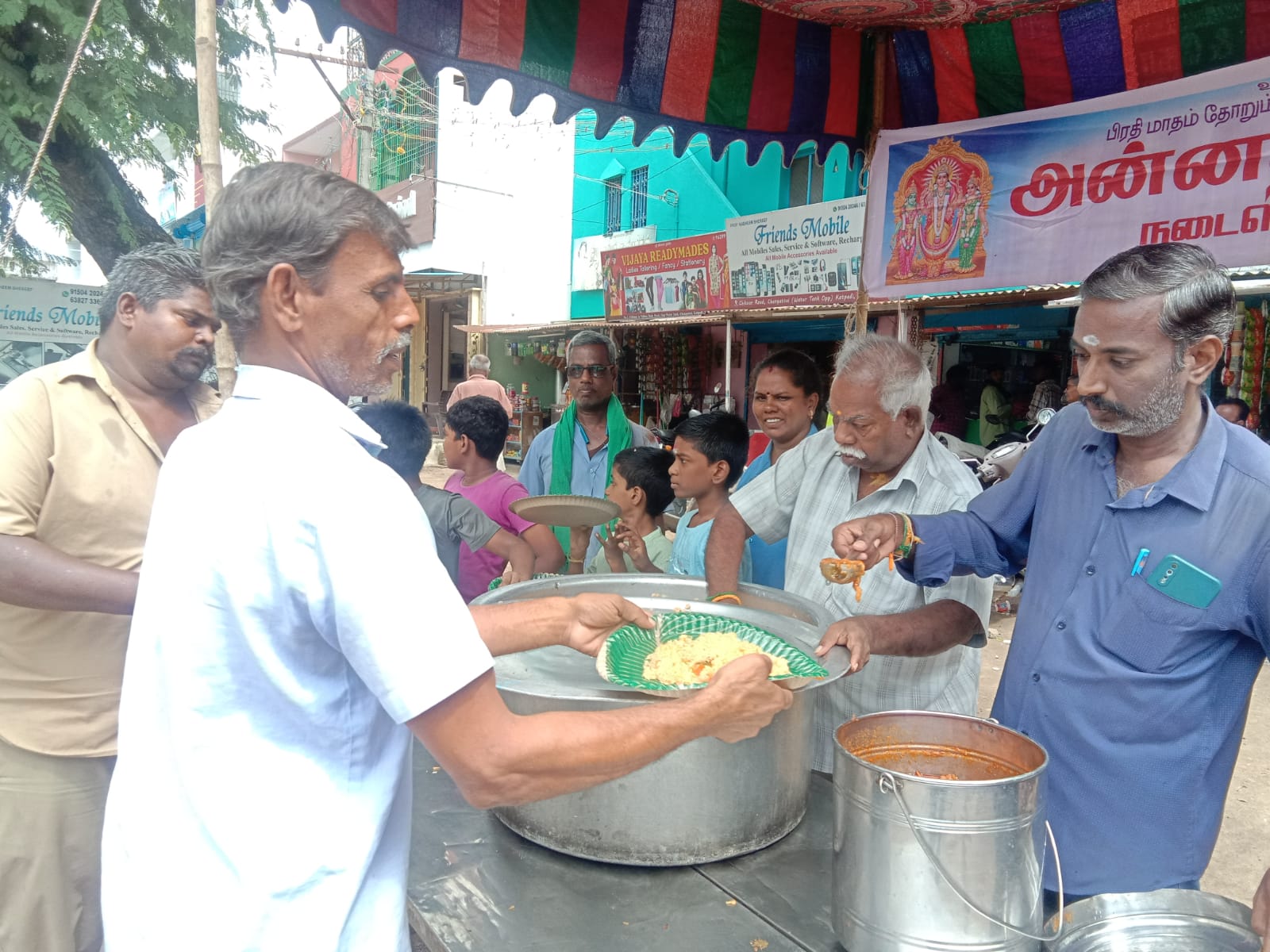 கார்த்திகை மாத கிருத்திகையை முன்னிட்டு காட்பாடி செங்குட்டையில் அன்னதானம் வழங்கல்!