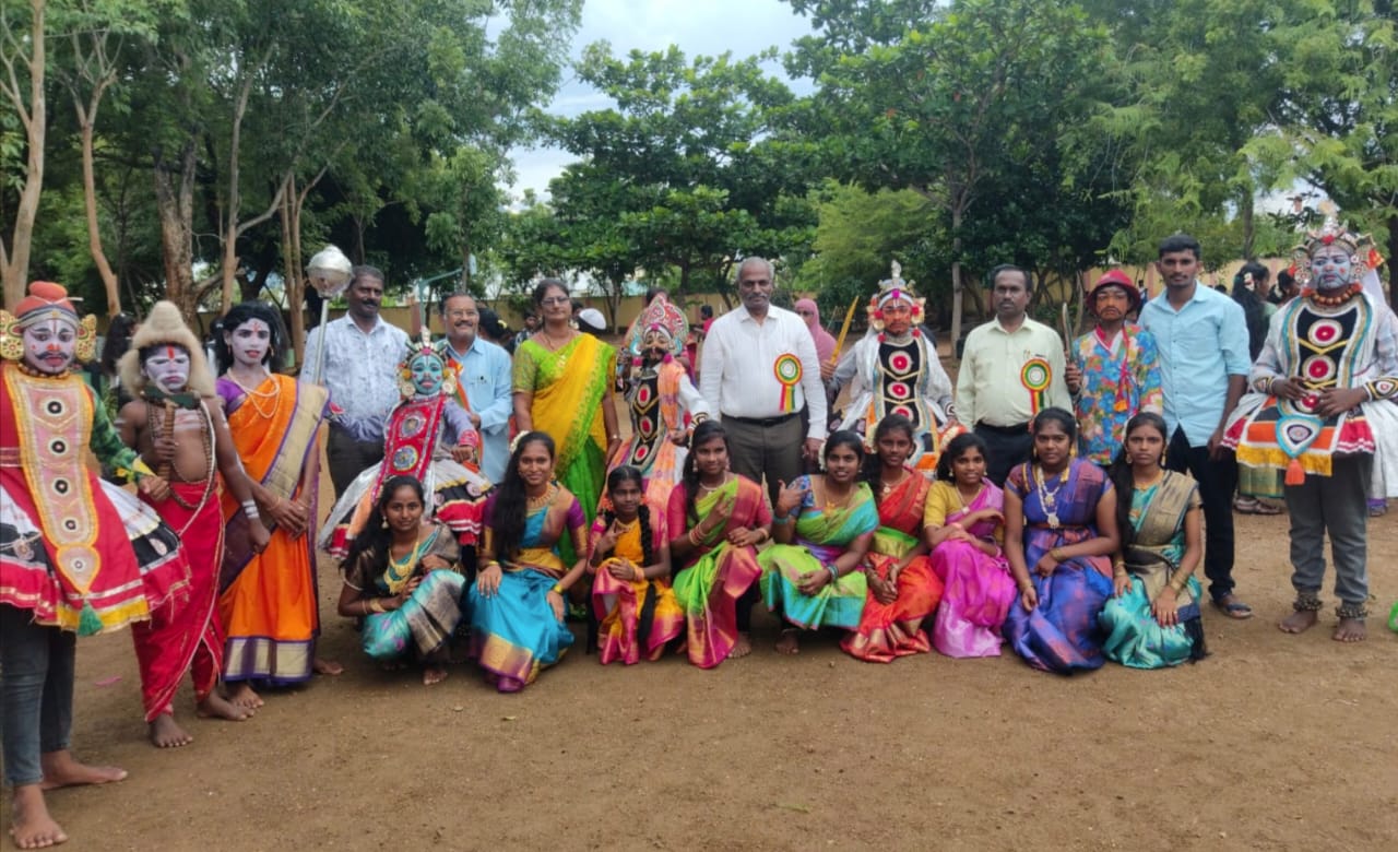 காழியூர் அரசு உயர்நிலைப் பள்ளி -கலைத் திருவிழாவில் பங்கேற்ற மாணவர்களுக்கு  மாவட்ட ஆட்சியர் பாராட்டு: