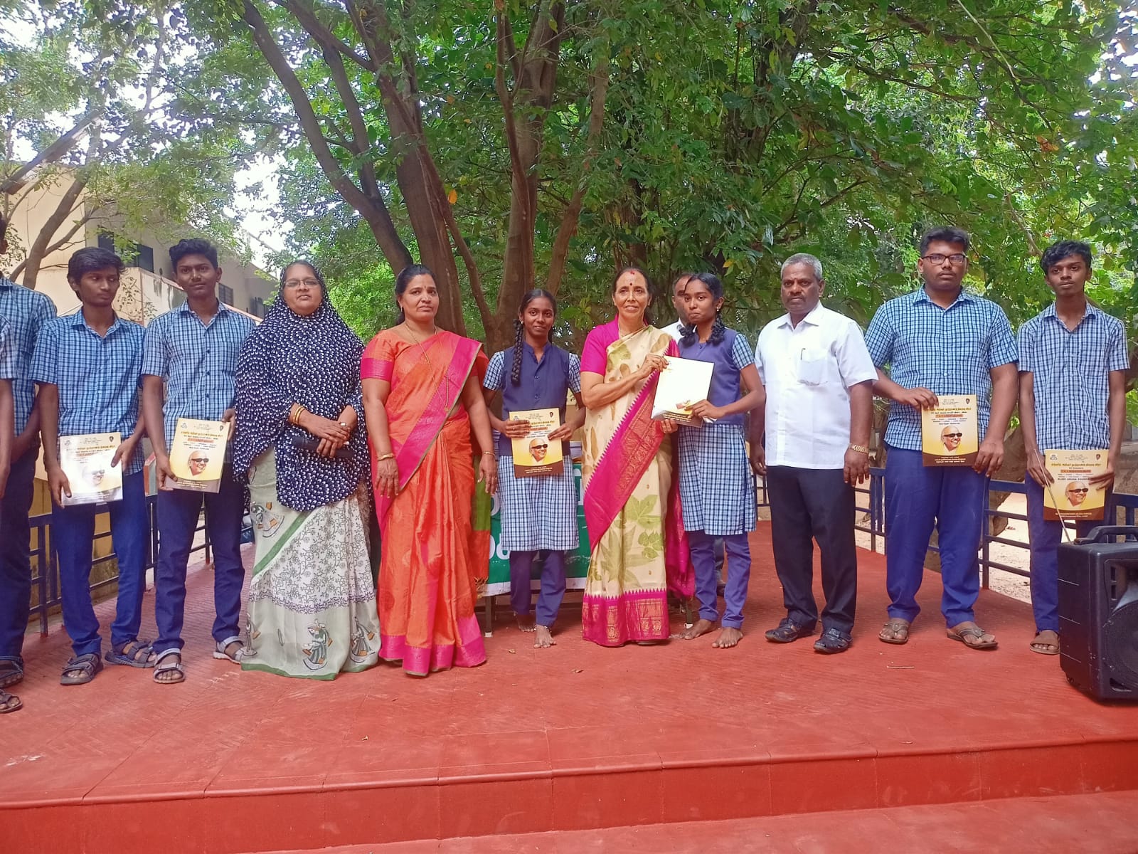 மேலகரம் அரசு மேல்நிலைப் பள்ளியில் மாணவ மாணவியருக்கு 12ம் வகுப்பு மாதிரி வினா விடை பயிற்சி புத்தகம் வழங்கும் நிகழ்ச்சி