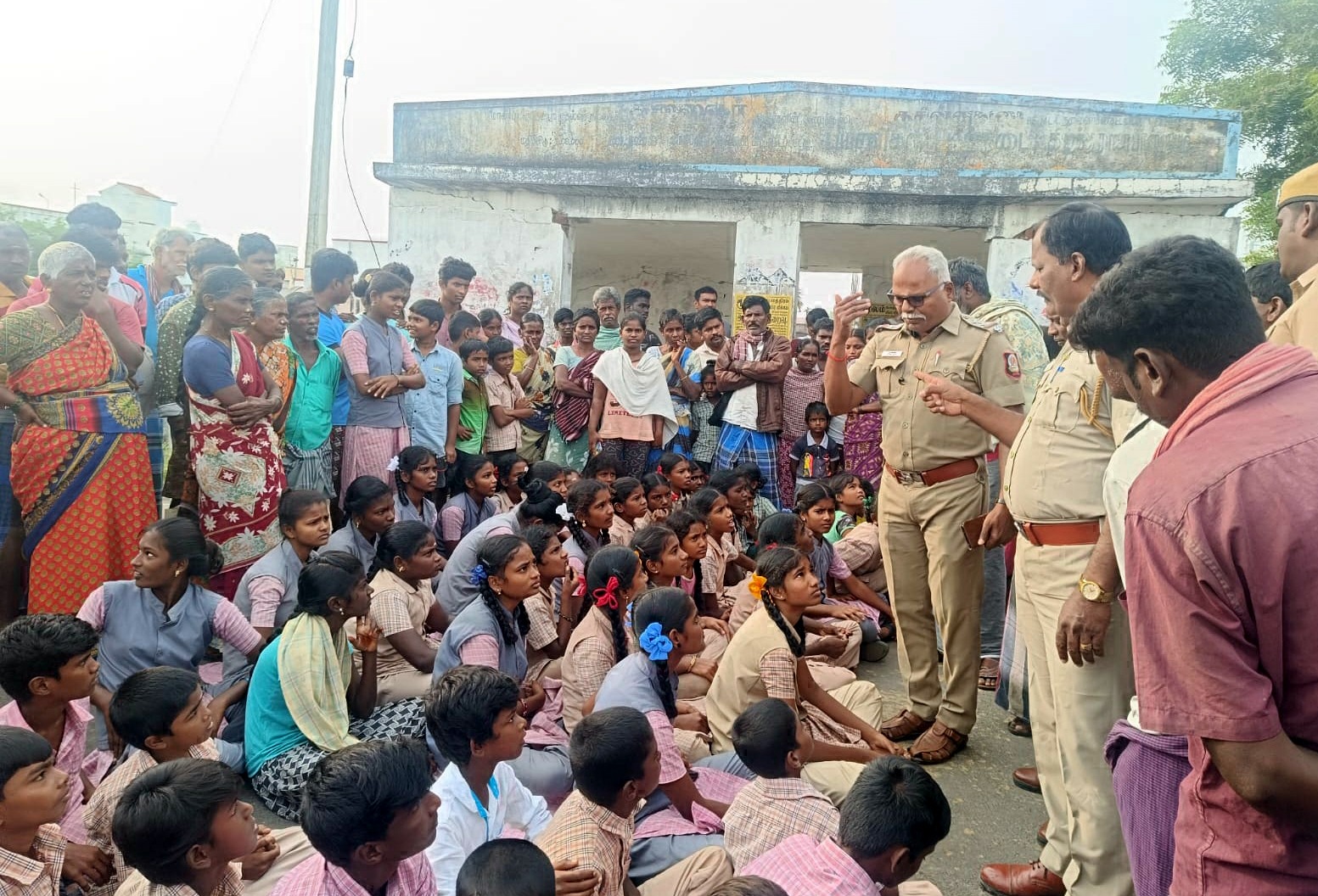 ஆசிரியர் ‘சஸ்பெண்ட்’ வாபஸ் கோரி அரசு பள்ளி மாணவர்கள் சாலை மறியல்