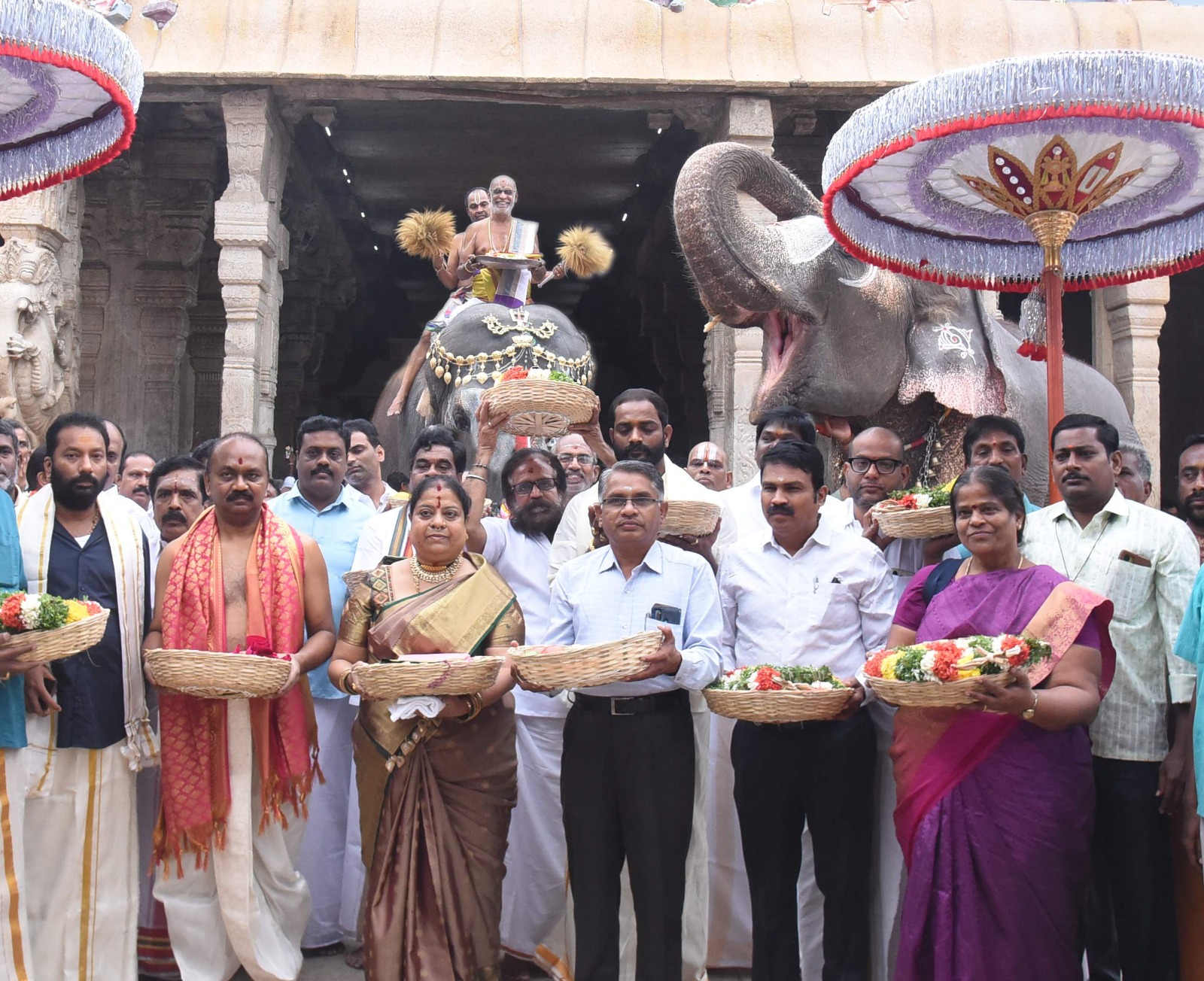 ஸ்ரீரங்கம் ரங்கநாதருக்கு திருப்பதி கோவில் வஸ்திர மரியாதை