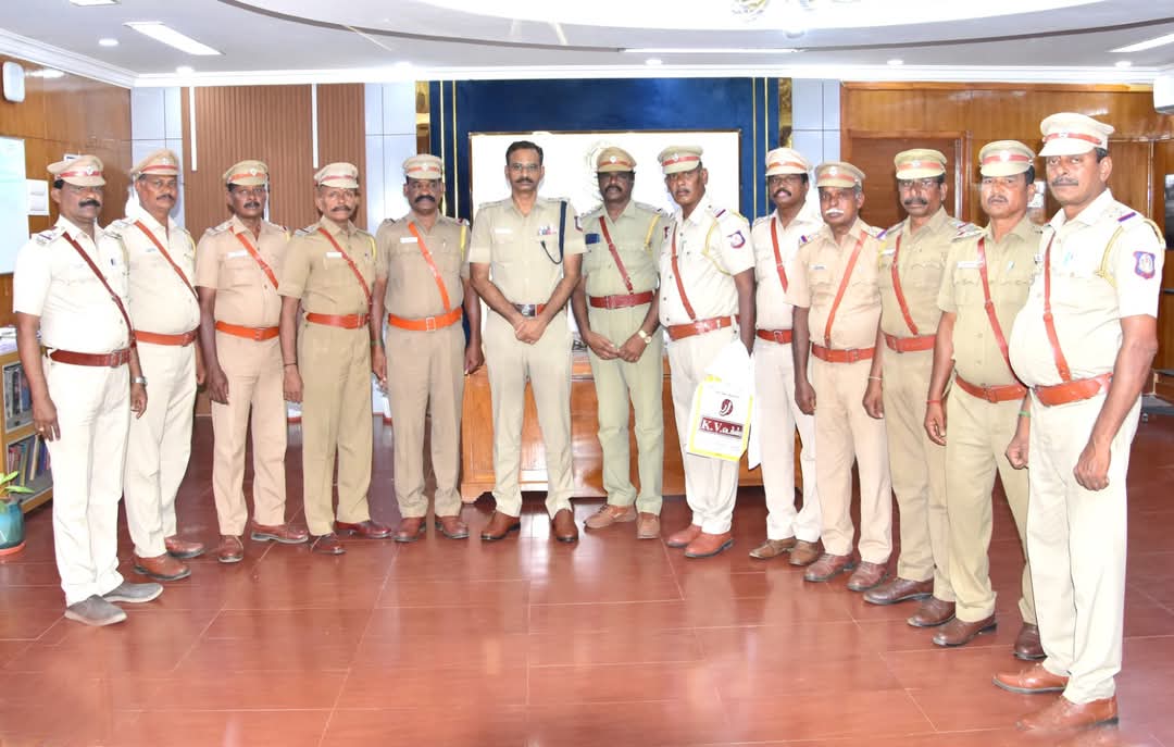 கடலூர் மாவட்ட காவல்துறையில் ஓய்வுபெறும் ஆய்வாளர்களை எஸ்பி ஜெயக்குமார் IPS சால்வை அணிவித்து கௌரவித்தார் 