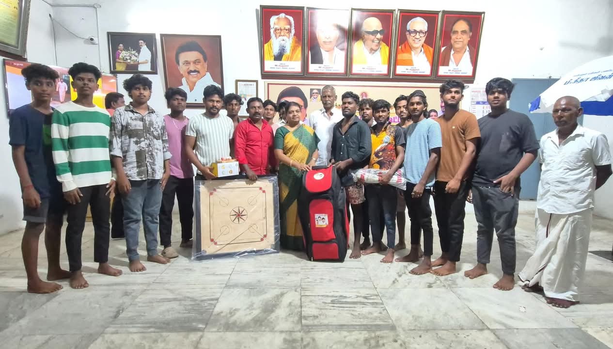 அண்ணா காலனி பாய்ஸ்" கிரிக்கெட் அணியினருக்கு விளையாட்டு உபகரணங்கல்  