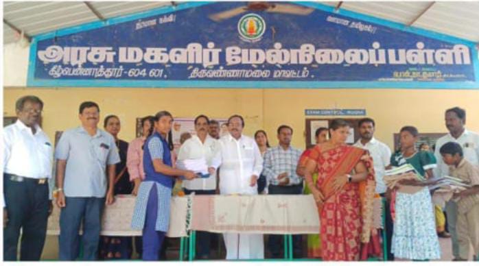 மாணவிகளுக்கு கல்வி உபகரணங்கள்........