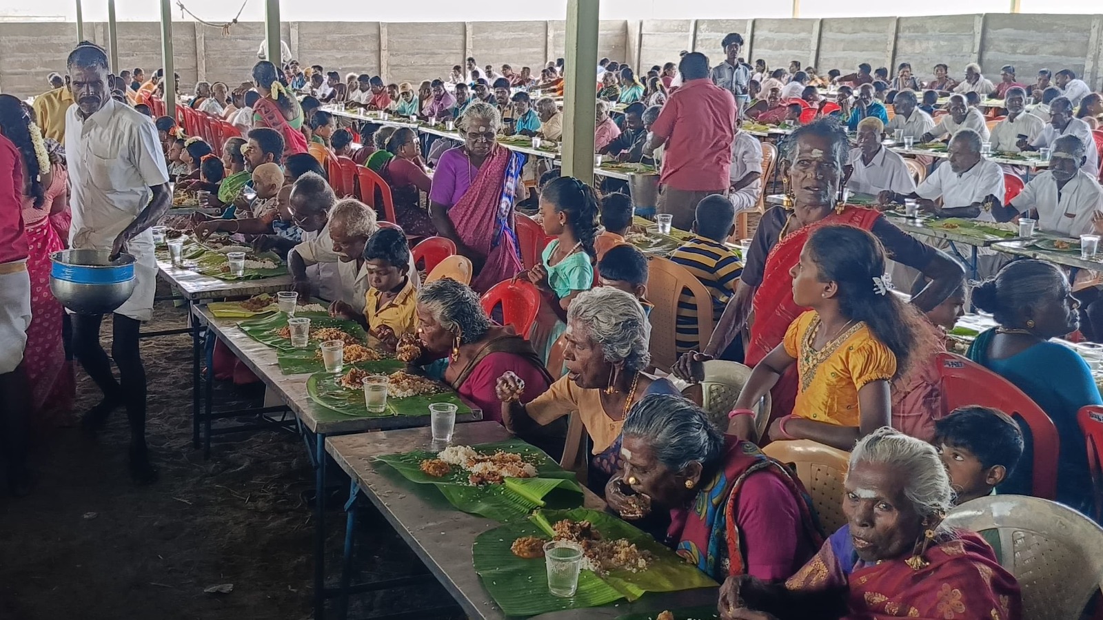 முனீஸ்வரர் கோவில் விழாவில்  125 கிடா வெட்டி அசைவ விருந்து