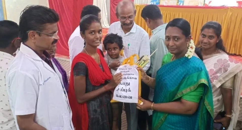 சோழவந்தான் பிரகா திருவேடகத்தில் நடந்த மக்கள் தொடர்பு முகாம்  
