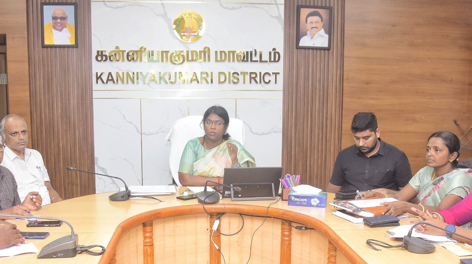 குமரியில் ஒதுங்கிய கண்டெய்னரில்  பொருட்கள் மீட்கும்பணி தீவிரம்