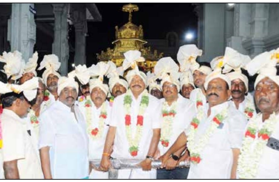 அதிமுகவினர் தங்கத் தேர் இழுத்தனர்