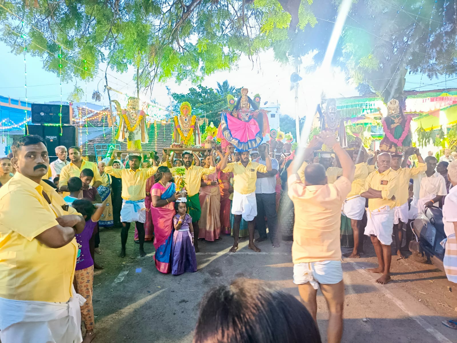 நீராவி புதுப்பட்டியில் முளைப்பாரி ஊர்வலம்           