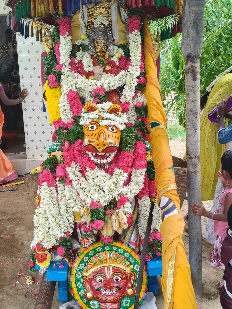 நாபிராம்பட்டி கிராமத்தில் மாரியம்மன் கோவில் கூழ் ஊற்றும் திருவிழா