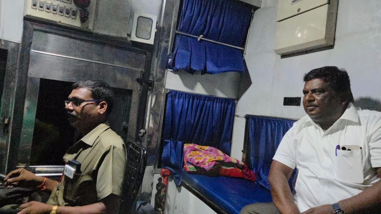 அரசு பஸ்சில் பயணித்து  குறை கேட்ட அமைச்சர் 