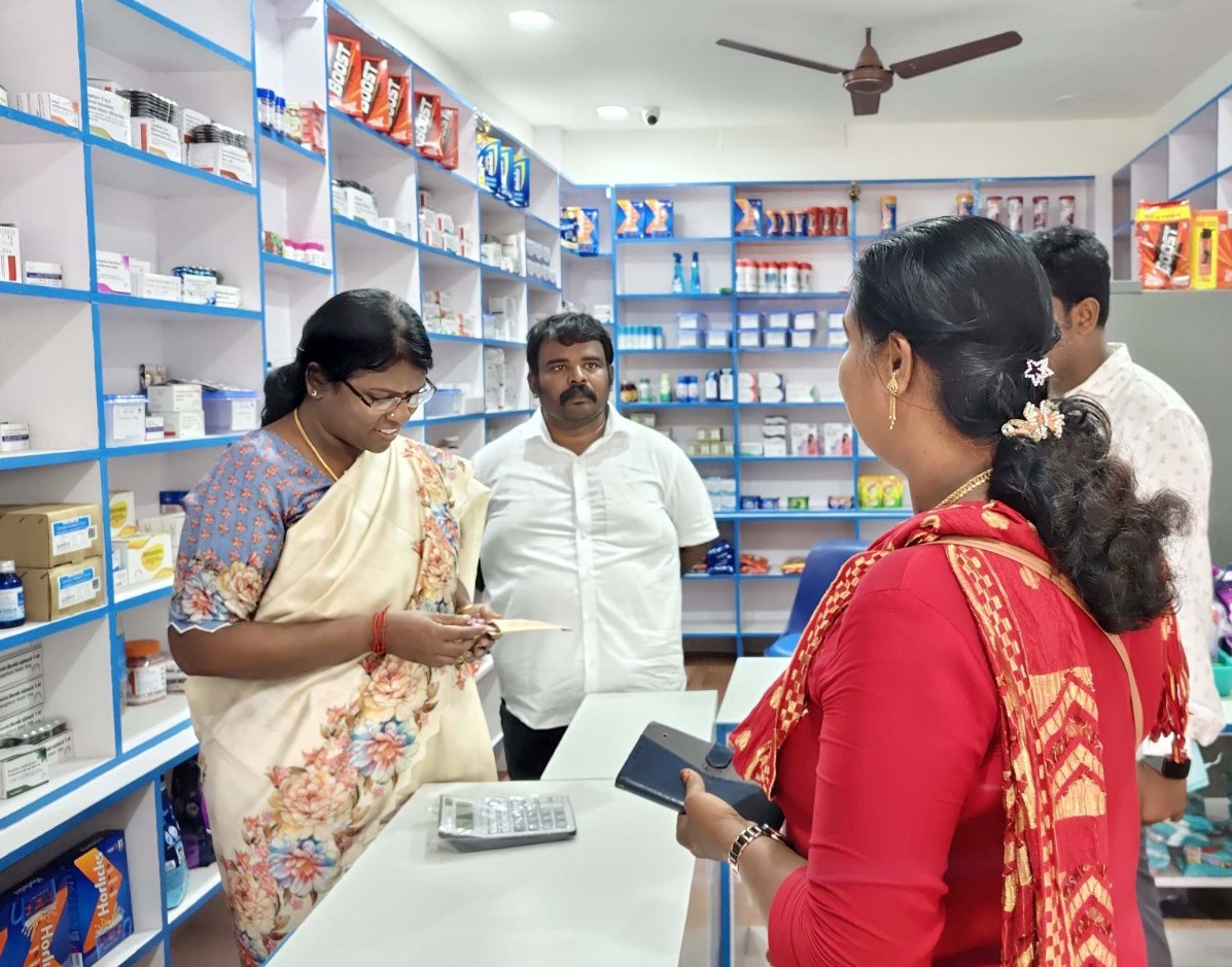 முதல்வர் மருந்தகத்தினை கலெக்டர் அழகுமீனா நேரில் ஆய்வு