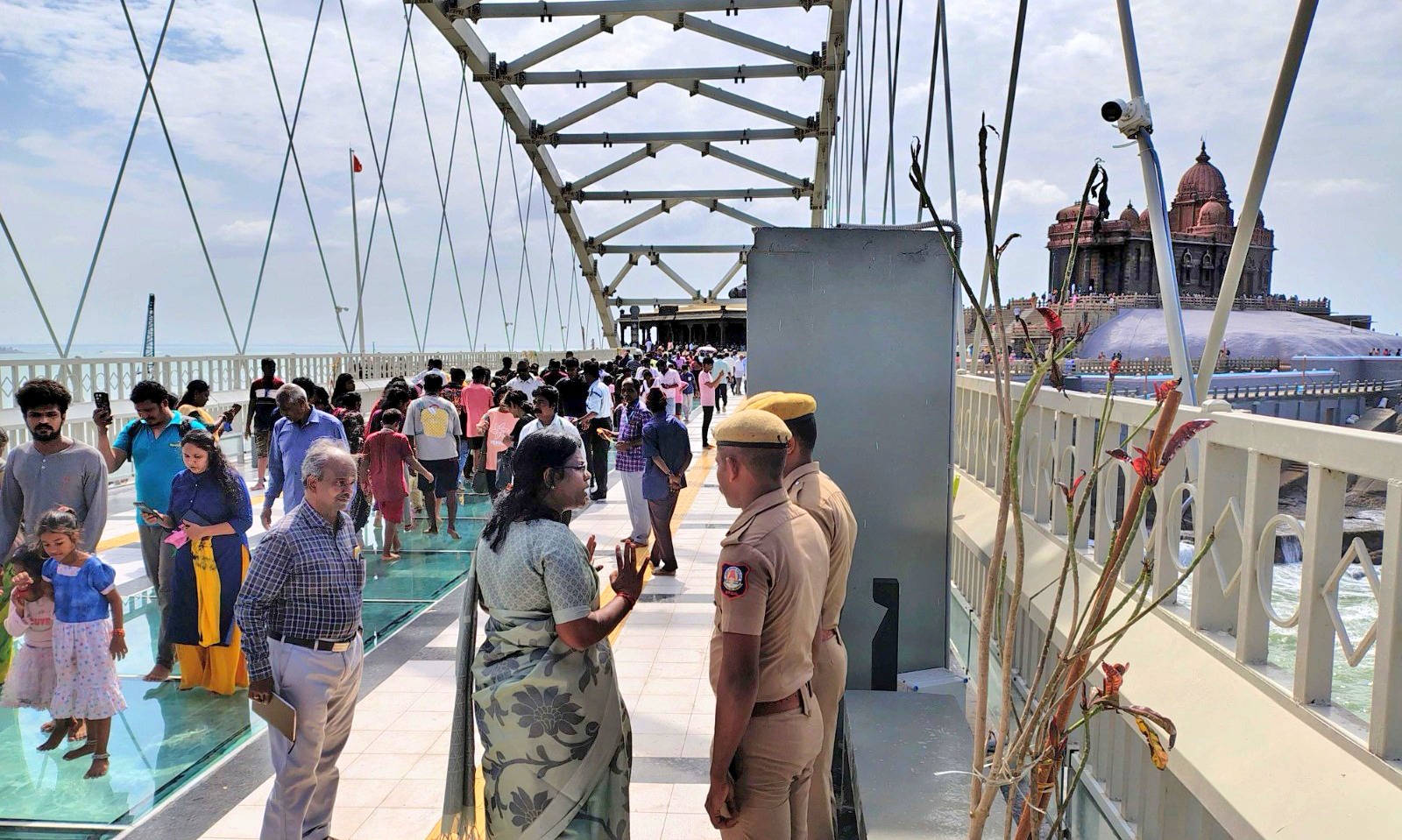 கன்னியாகுமரியில் கண்ணாடி கூண்டு பாலத்தை காண சுற்றுலாப்பயணிகள் அதிகளவில் குவிந்தனர்  