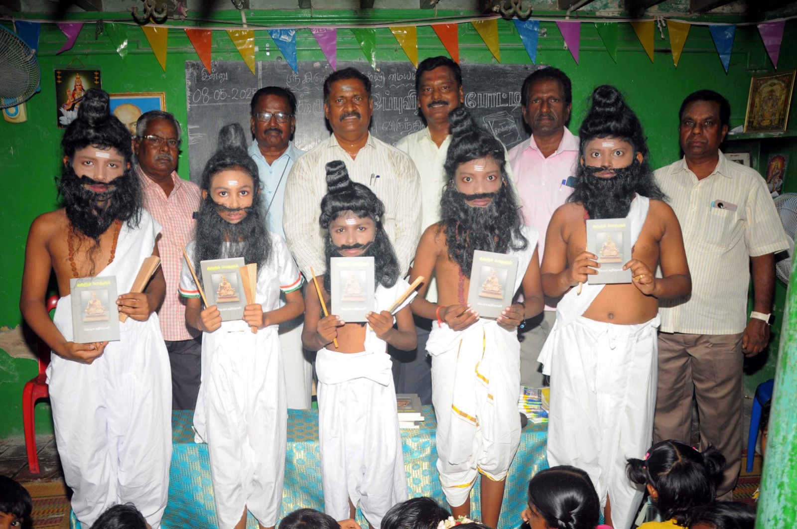 கோடைகால பயிற்சி வகுப்பில் திருக்குறள் ஒப்பித்தல் போட்டிகள்: வட்டாட்சியர் பரிசளிப்பு