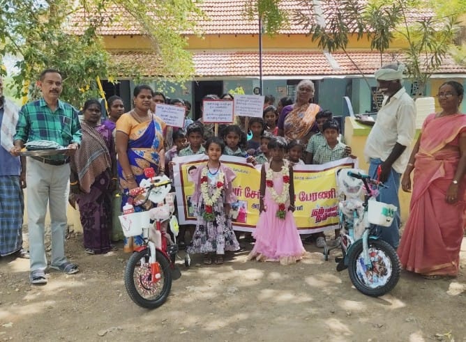புதியதாக ஒன்றாம் வகுப்பில் சேர்ந்த குழந்தைகளுக்கு மிதிவண்டி வழங்கி தலைமையாசிரியர் சிறப்பிப்பு
