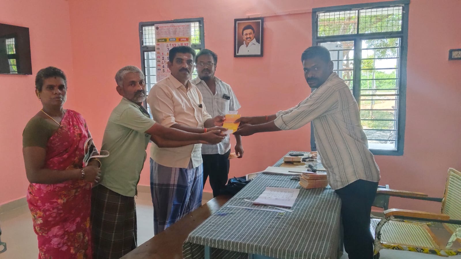 கமுதியில் சீர் மரபினர் நலவாரிய அட்டை வழங்கப்பட்டது
