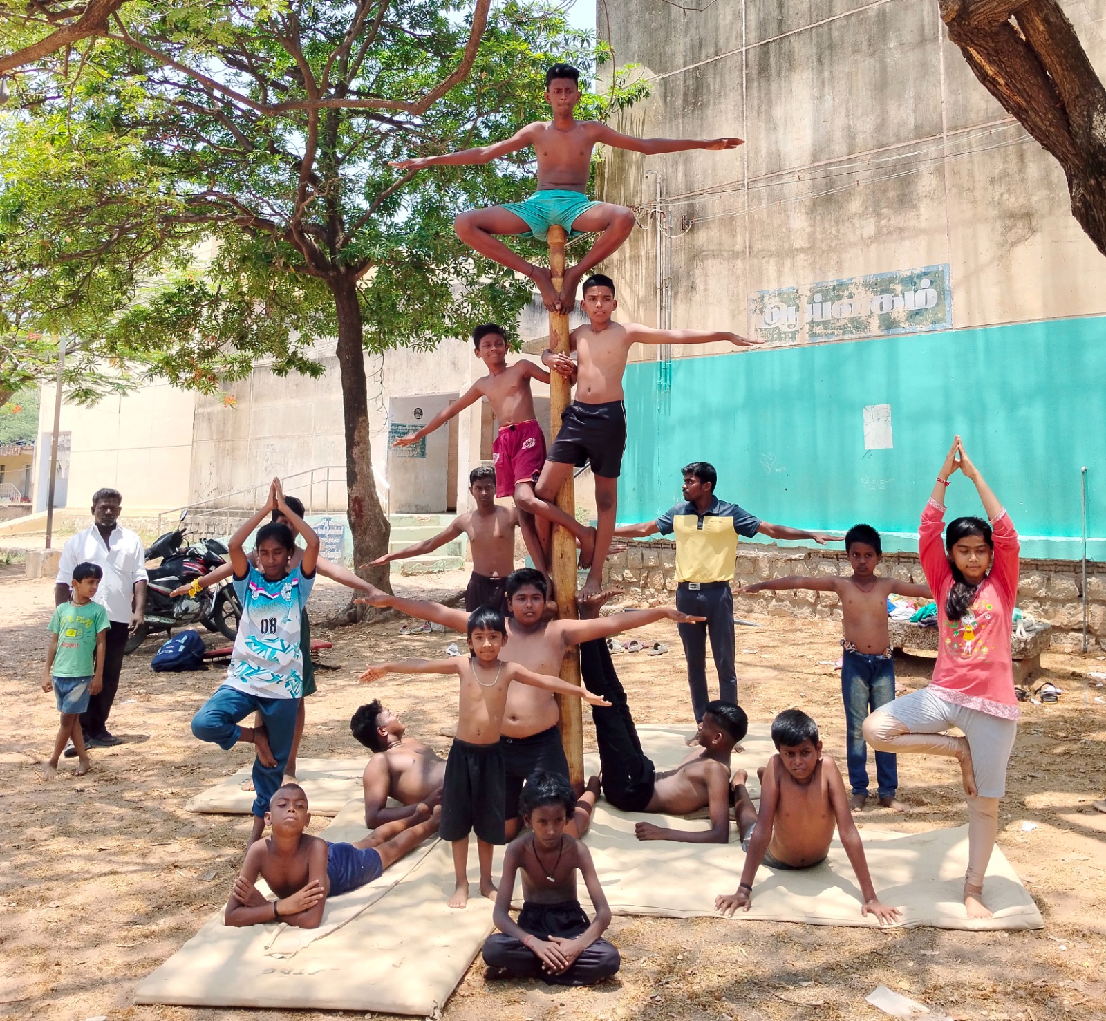 மாணவர்களின் கலைத்திறனை வளர்க்கும் விதமாக சிலம்பம் உள்ளிட்ட பாரம்பரிய கலைகள்