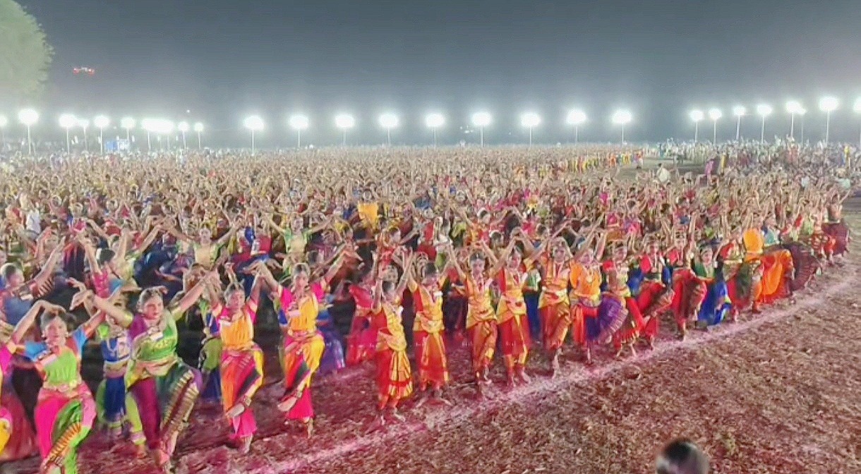 உலக சாதனை நிகழ்ச்சியாக  2200 கலைஞர்கள் பரதநாட்டியம்