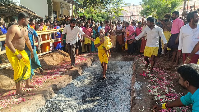 குழந்தைகளுடன் பூக்குழி  இறங்கிய பக்தர்கள்