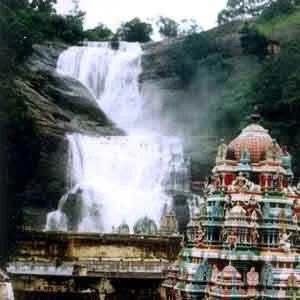 குற்றாலக் குறவஞ்சியோடு கைகுலுக்கியவர்