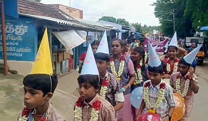 மேல தாளங்களுடன் அழைத்து வரப்பட்ட மாணவர்கள்  
