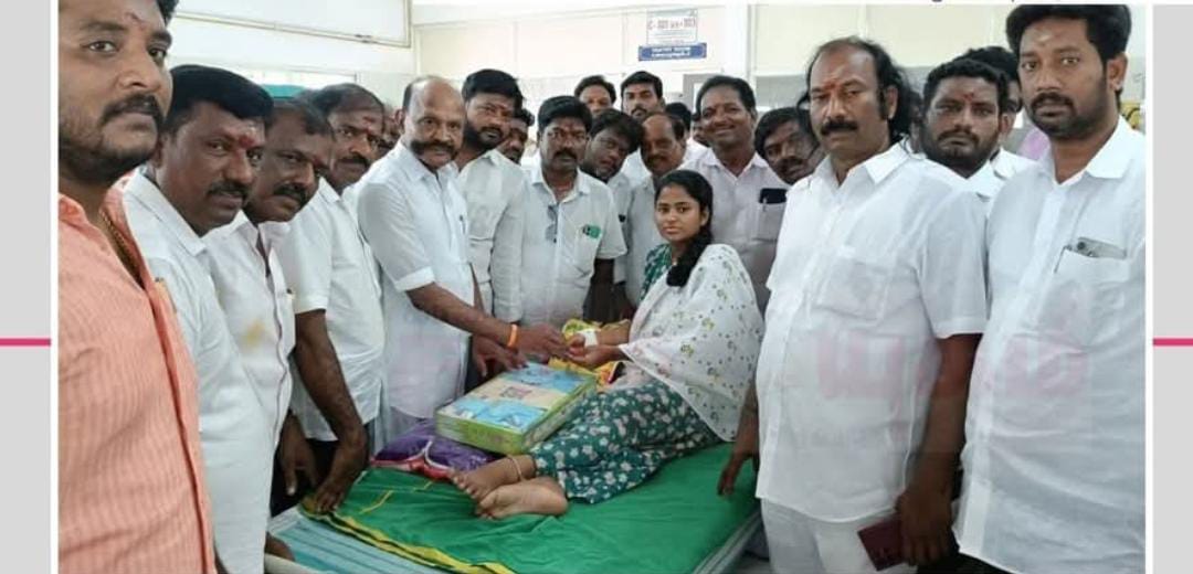 திருவண்ணாமலை அரசு மருத்துவக் கல்லூரி மருத்துவமனையில் மே 12 பிறந்த 29 குழந்தைகளுக்கு தங்க மோதிரம்