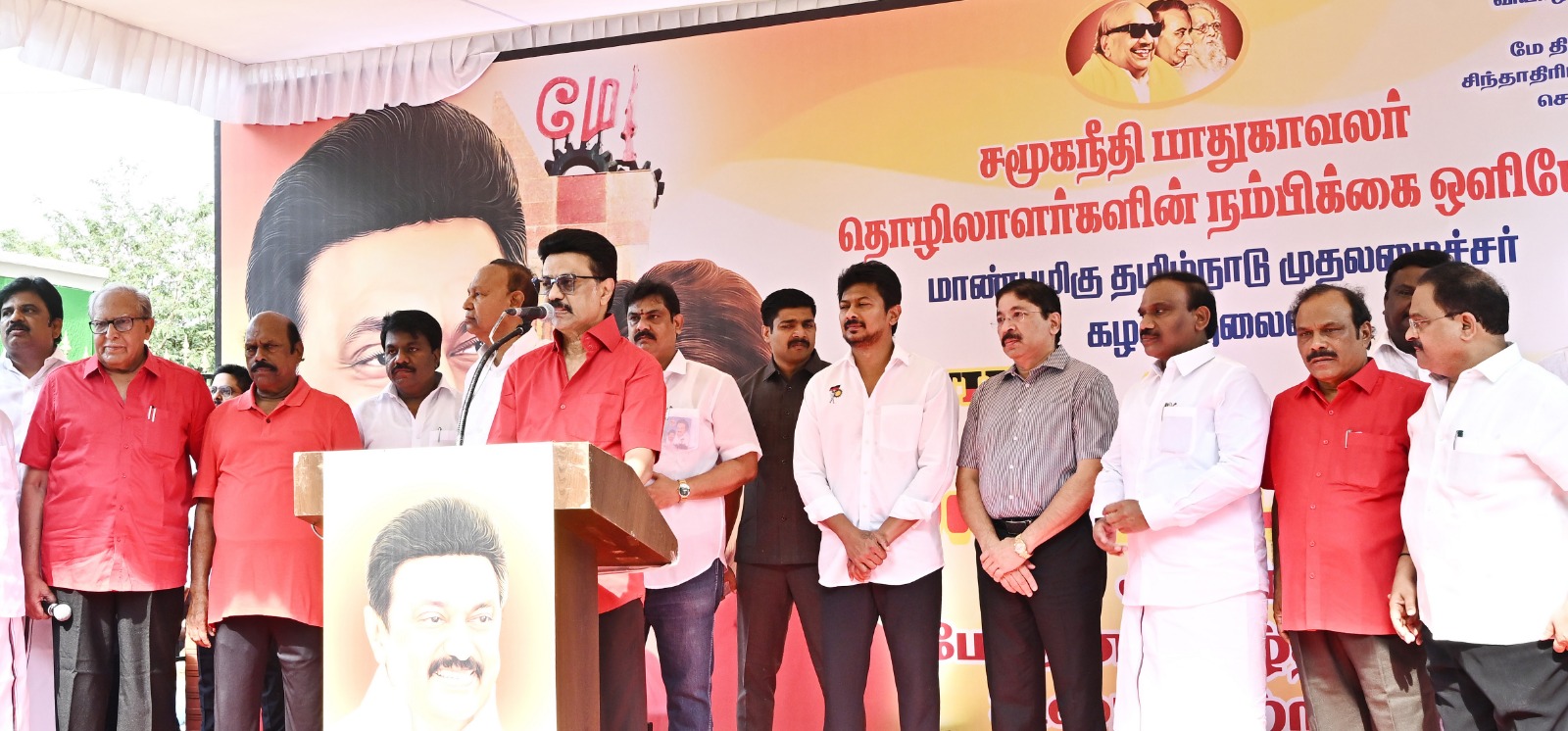 மே தினப்பூங்காவில் அமைந்துள்ள நினைவுச்சின்னத்துக்கு முதல்வர் ஸ்டாலின் மலர் அஞ்சலி