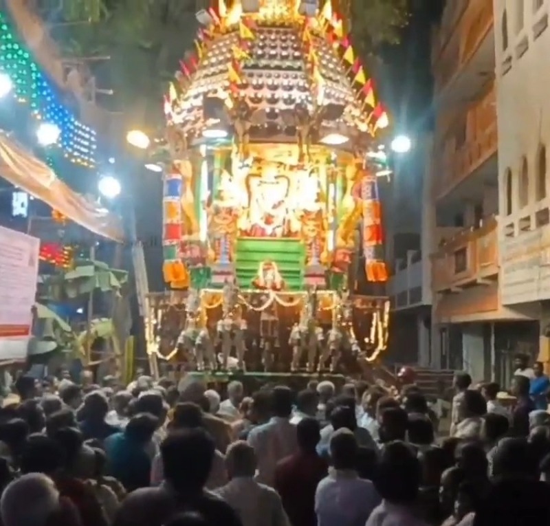 புதுச்சேரியில் நள்ளிரவில்  கிண்ணித்தேர் இழுத்த பக்தர்கள்