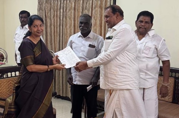 மீண்டும் வேண்டும் ஸ்டெர்லைட்!  கனிமொழியிடம் கிராம மக்கள் மனு