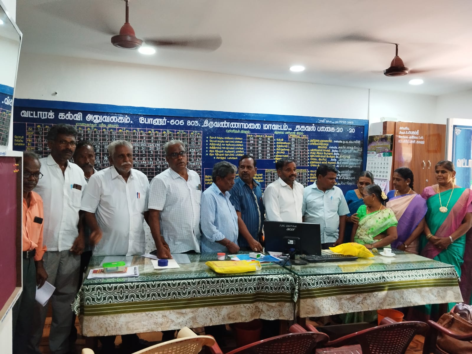 தலைமை ஆசிரியர் உதவி ஆசிரியர்கள் நடப்பு கல்வி ஆண்டில் ஓய்வு பெற்றவர்களுக்கு பணி ஓய்வு ஆணை