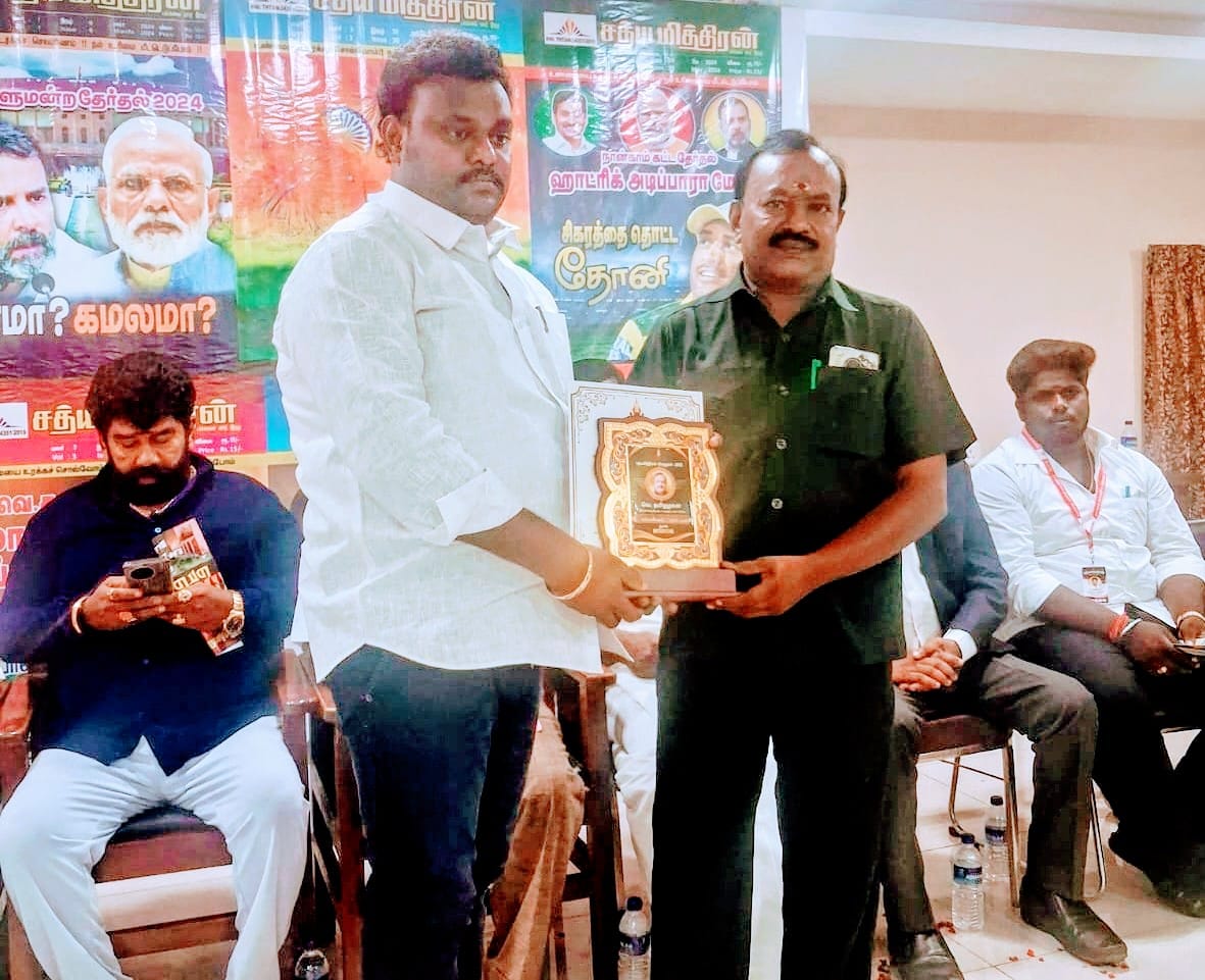 சேலம் திருவிளக்கு ஜோதிடர்   வெ.தமிழழகனுக்கு    "ஆன்மீக வைத்தியரத்னா" விருது 