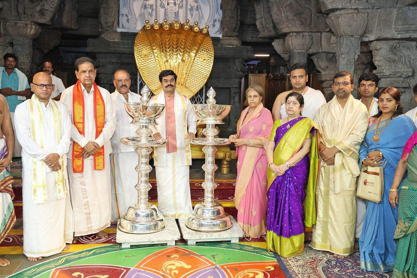 திருப்பதி ஏழுமலையான் கோவிலுக்கு  அகண்ட தீப விளக்கு நன்கொடை   மைசூர் ராஜமாதா வழங்கினார்