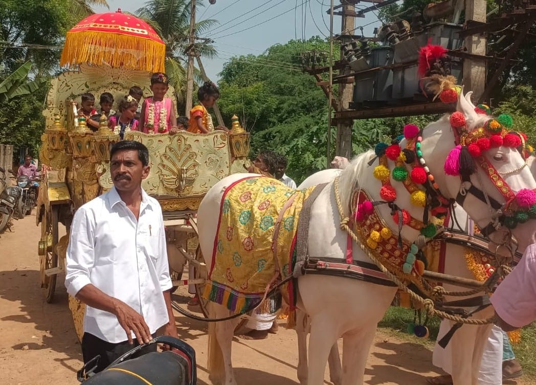 சாரட் வண்டியில் பள்ளிக்கு டிரம்ஸ் முழங்க அழைத்து வந்த  சாரட் வண்டியில் பள்ளிக்கு டிரம்ஸ் முழங்க அழைத்து வந்த மாணவர்கள் 