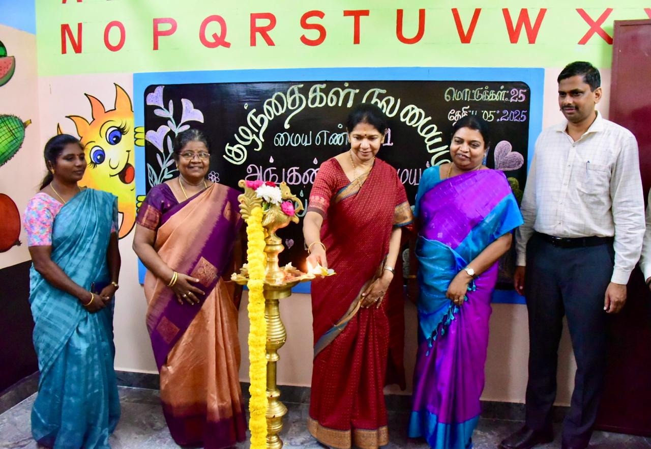 அங்கன்வாடி, ரேஷன் கடையை கனிமொழி எம்.பி. திறந்து வைத்தார்