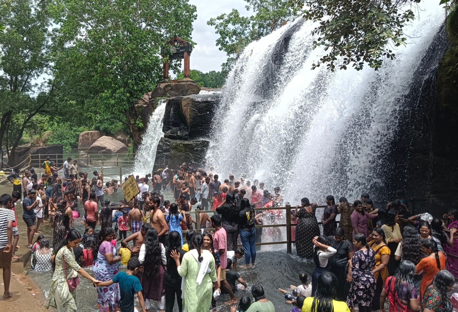 திற்பரப்பு அருவி ஆர்ப்பரித்து கொட்டுகிறது