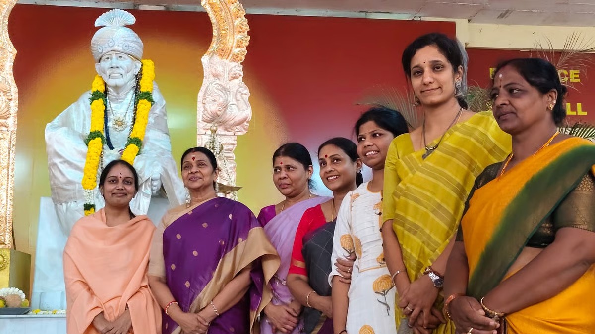 துர்கா ஸ்டாலின் நேற்று குன்னூர் அருகே உள்ள எடப்பள்ளி சாய்பாபா கோவிலில் சாமி தரிசனம்
