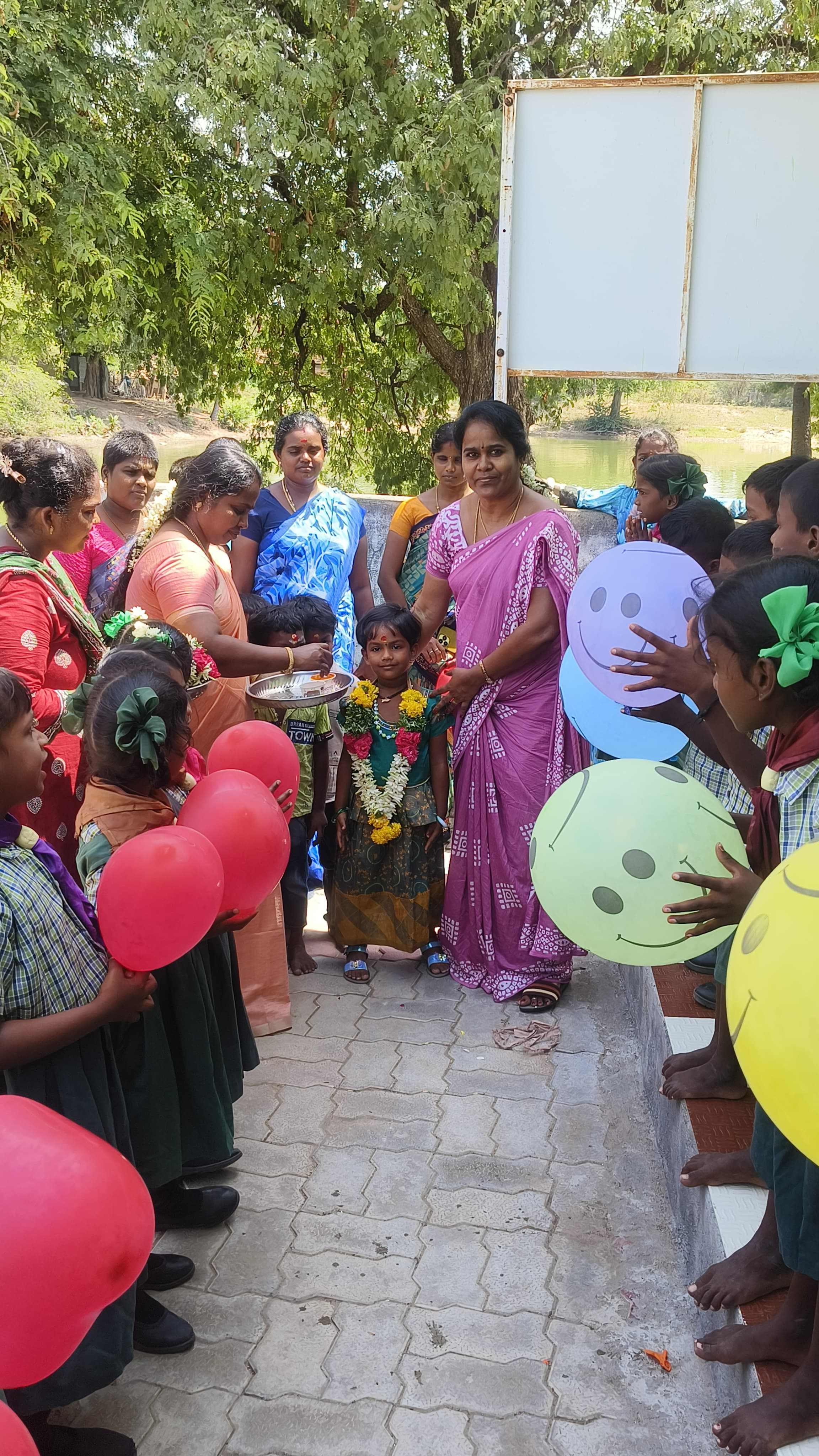 முதலாம் வகுப்பில் சேர்ந்த குழந்தைகளை மாலை, பரிசு பொருள்கள் கொடுத்து வரவேற்ற சுமைதாங்கி அரசு பள்ளி