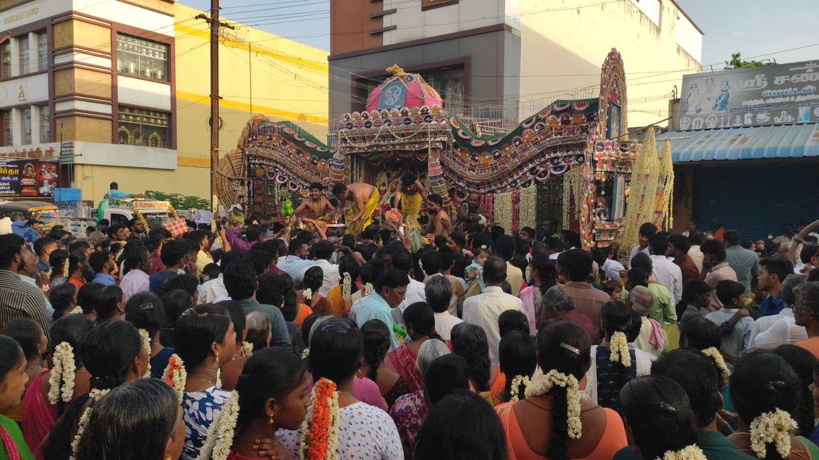 நாச்சியார்கோவிலில் சமயபுரம் மாரியம்மன் வீதி உலா
